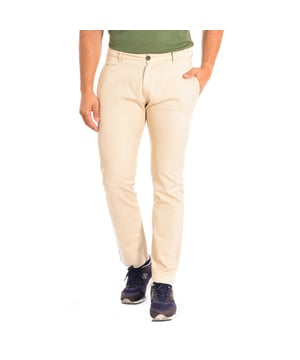 Pantalón largo La Martina.  
Color Beige
Bajos con corte recto.
Cierre principal de botón y cremallera.
Dos bolsillos abiertos en los laterales. 
Dos bolsillos abiertos en la parte trasera cierre de botón.
Cintura con trabillas para cinturón.
Logo de parche en la parte trasera.
Costuras vistas a tono.

Composición:  52% Lino, 46% Algodón, 2% Elastano.

- Lavar máximo a 40ºC.
- Planchar a media temperatura, máx. 120ºC.
- Secar a temperatura baja en horizontal.
- No admite lejía.