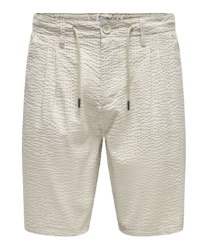 Diese Bermuda-Shorts in normaler Passform überzeugen durch ihr gestreiftes Strickgewebe und bieten dank des elastischen Tunnelzugs am Bund optimalen Sitz und Tragekomfort. Seitliche Eingrifftaschen und eine aufgesetzte Gesäßtasche bieten praktische Stauraummöglichkeiten. Das gerade Bein sorgt für eine klassische Silhouette, während der gesäumte Abschluss die Shorts stilvoll abrundet. Ein gewebtes Markenlabel innen verleiht dem Design eine dezente, markentypische Note. Ideal für entspannte Freizeitlooks mit hohem Tragekomfort.