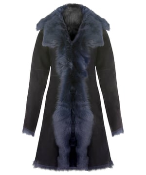 Diese schmal geschnittene Jacke ist ein Beweis für den luxuriösen Reiz von Schaffell und wird von unseren erfahrenen Handwerkern in unserer Londoner Fabrik hergestellt. Dieser Mantel ist in 8 unserer schönsten Farbvarianten erhältlich und zeichnet sich durch die großzügige Freilegung von Schaffell auf der Vorderseite für einen extravaganten und edlen Look aus. Diese Jacke hat ein taschenloses Finish und die Nähte an den Jackenkanten sind alle naturbelassen, um einen klassischen Look zu erzielen. Wir haben diese Jacke aus spanischer Toscana-Wolle gefertigt, die dafür bekannt ist, zu den weichsten und seidigsten Schaffellen zu gehören. Das Ergebnis ist eine Jacke, die in puncto Qualität unbestreitbar ist und in puncto Wärme und Komfort ihresgleichen sucht. Auf Anfrage können wir diese Jacke in jeder gewünschten Länge herstellen, um sicherzustellen, dass Sie dieses Stück in vollem Umfang genießen können. Bitte kontaktieren Sie uns per E-Mail. • Hergestellt aus hochwertigem, doppelseitigem Schaffell. • Dickes Schaffellfutter ist dafür bekannt, dass es Wärme und Komfort bietet. • Verfügt über einen luxuriösen Reverskragen, der mit Haken und Schlaufen befestigt wird. • Erhältlich in 8 verschiedenen Farben. • Sonderanfertigungen für verschiedene Jackenlängen sind auf Anfrage möglich