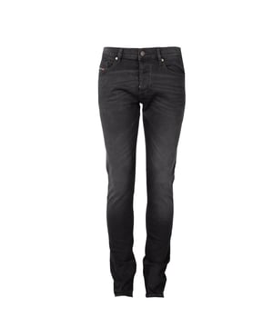 Slim Fit - Este corte se ajusta perfectamente a la silueta, destacando sus cualidades sin apretar en exceso, lo que proporciona comodidad durante todo el día.

Low Waist - La cintura baja hace que los jeans se combinen perfectamente con diferentes estilos, desde informales hasta más elegantes, brindando libertad y un aspecto moderno.

Slim Leg - Las perneras estrechas crean una apariencia esbelta y alargada en las piernas, lo cual es especialmente deseable en conjuntos de moda urbanos.

Los botones exclusivos con el logo de la marca no solo son funcionales, sino que también añaden un sutil acento de diseño a tu vestuario.

El corte ligeramente ajustado hacia abajo en las perneras hace que los jeans combinen perfectamente con todo tipo de calzado, desde zapatillas deportivas hasta zapatos elegantes.

Tres bolsillos delanteros y dos traseros proporcionan comodidad de uso y espacio para objetos pequeños, al tiempo que conservan el aspecto clásico de los pantalones.

El parche con el nombre de la marca en el bolsillo delantero no solo es un sello de calidad, sino también un elemento distintivo que agrega carácter y reconocimiento a tu conjunto.

El pespunte es un detalle que distingue estos jeans de los demás, dándoles un carácter único y estiloso.

Hechos con tejidos de alta calidad, garantizan la durabilidad y resistencia de los jeans, además de ofrecer comodidad gracias a su suavidad y elasticidad.