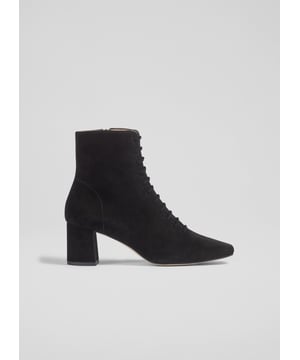 Step confidently into any room with the Arabella ankle boots, the ankle boot version of Astrid. In luxurious black suede and a square-toe design, these Spanish-crafted boots feature a block heel and leather lining for ultimate comfort. Perfectly versatile, pair them with tailored trousers for a smart look or jeans for a stylish casual ensemble.