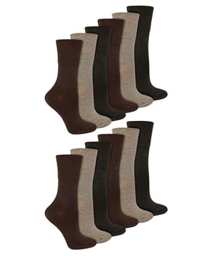¿Es usted diabético o tiene algún familiar que lo sea? Este pack de 6 calcetines de bambú para diabéticos está diseñado para diabéticos y mantendrá sus pies cómodos y sanos. Vienen en un pack de 12 unidades, ¡así que tienen una excelente relación calidad-precio! IOMI calcetines diabéticos tienen algunas características específicas que hacen que los calcetines ideal para aquellos que sufren de diabetes. Estos calcetines están hechos con viscosa que se deriva de bambú. Esta fibra es lujosamente suave gracias a sus propiedades naturales y es muy superior al algodón. Además, el bambú evacua la humedad del pie de forma natural. La parte superior HoneyComb Gentle Grip se amolda a los contornos naturales de la pierna, por lo que no se producen molestos anillos de constricción en el contorno de las piernas, un factor importante cuando se llevan calcetines para la diabetes. La parte superior suelta es un tejido de punto fino en la pierna y el pie que ayuda a evitar la constricción. La puntera enlazada a mano ofrece costuras suaves y cómodas, esenciales para facilitar la comodidad de los diabéticos y evitar irritaciones. Dado que estos calcetines están diseñados específicamente para diabéticos, no tienen ningún ribete alrededor de los tobillos para garantizar que no haya anillos de restricción ni puntos de presión que puedan afectar a la circulación en las piernas. Están disponibles en 7 colores: Negro, Blanco, Azul, Marrón claro, Marrón oscuro, Beige y Rosa y están hechos de: 82% Viscosa de Bambú, 17% Poliéster, 1% Elastano. Vienen en talla única: 4-8 UK, 37-42 EUR, 5-9 US y son lavables a máquina y están aprobadas por el Colegio de Podología.