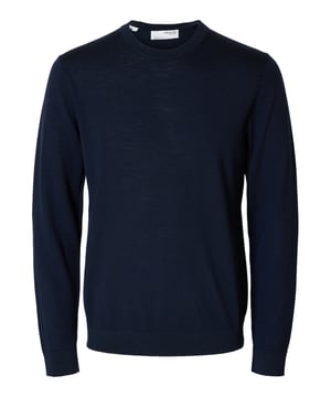 Entdecken Sie das Langarmshirt von Selected Homme - ein Meisterwerk der Eleganz und Funktionalität.   Dieses Shirt vereint höchsten Tragekomfort mit einem geraden, bequemen Schnitt, der Ihre Bewegungsfreiheit nicht einschränkt.   Hergestellt aus erlesenen Materialien, garantiert es sowohl Langlebigkeit als auch Atmungsaktivität.   Die fein gerippten Säume und anliegenden Ärmelbündchen setzen subtile, aber stilvolle Akzente.   Mit seinem schlichten, eleganten Design passt es zu jeder Gelegenheit und ergänzt mühelos Ihre Garderobe.   Erleben Sie den perfekten Mix aus Komfort und Funktionalität - für einen souveränen Auftritt bei jedem Anlass.