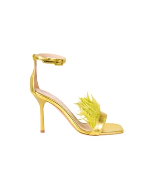 Estos zapatos son la quintaesencia de la elegancia, con una delicada correa que se cierra alrededor del tobillo, lo que añade sutileza y asegura un ajuste perfecto.

Su brillo metálico atrae la mirada y añade brillo a cualquier atuendo, haciendo que caminar en ellos sea un verdadero placer.

El tacón estable y esbelto le da a la silueta una sensación de ligereza y resalta la belleza de las piernas femeninas.

Con una suela marcada, que no es solo una señal de calidad, sino también un elemento de lujo discreto, reconocido por los conocedores de la moda.

Decorados en la parte delantera con plumas, que introducen un acento etéreo y de moda, haciendo que estos zapatos no sean solo calzado, sino una verdadera decoración.

Hechos de cuero natural de alta calidad, lo que garantiza comodidad al usarlos y durabilidad a lo largo de los años.

Empaquetados en una caja de la marca, que subraya el prestigio de la marca y los convierte en la opción ideal para un regalo exclusivo.

Producidos en Italia, sinónimo de excelente artesanía y estilo inigualable, lo que es garantía de la más alta calidad.