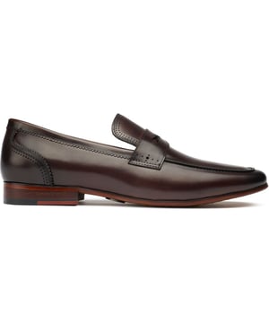 Refina tu colección de zapatos y eleva tu apariencia elegante con el mocasín Pike de Simon Carter. Fabricados con cuero de primera calidad, estos elegantes zapatos exudan un diseño elegante y sofisticado, perfecto para muchas ocasiones. El forro de cuero y la suela delgada garantizan máxima comodidad y durabilidad, mientras que la silueta clásica del mocasín y los detalles exclusivos agregan un toque de elegancia atemporal.