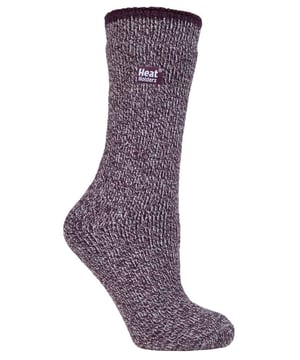 Halten Sie Ihre Füße an den kältesten Wintertagen mit diesen 2,9 TOG bewerteten Heat Holders Thermosocken warm. Diese Thermosocken haben die natürlichen wärmespeichernden und feuchtigkeitsregulierenden Eigenschaften von Merinowolle mit der innovativen Stricktechnologie kombiniert, die Heat Holders so warm macht. Der längere Schlingenflor und die weiche, gebürstete Innenseite halten die Wärme und polstern die Füße für ganztägige Wärme und Komfort. Für zusätzliche Polsterung und Strapazierfähigkeit wurden Ferse und Spitze der Socke verstärkt. Diese Thermosocken sind ideal für Outdoor-Aktivitäten oder wenn Sie längere Zeit den Elementen ausgesetzt sind. Wenn Sie also ein begeisterter Outdoor-Aktivist sind, dann werden Sie die Wärme, Dicke und Strapazierfähigkeit dieser Socken zu schätzen wissen. Diese Socken aus Merinowolle für Männer sind in verschiedenen Farben erhältlich und bestehen aus 54% Acryl, 36% Wolle, 5% Nylon, 4% Polyester und 1% Elasthan. Sie sind maschinenwaschbar (im Schonwaschgang) und in einer Ein-Paar-Packung erhältlich.