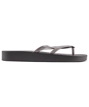 Womens black Ipanema bossa soft sandals, manufactured with rubber and a rubber sole. Featuring: made in brazil, branded strap, eco friendly product, 100% vegan and 100% recyclable.