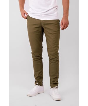 Dies ist ein Paar unserer beliebten Performance Pants™ - jetzt mit einer ganz neuen Struktur. Sie ist die perfekte Alltagshose mit viel Stretch, die dir volle Bewegungsfreiheit bietet. Mit unserer Structure Performance Pants™ aus 98 % Baumwolle und 2 % Elastan gehen Sie keine Kompromisse bei Komfort und Funktionalität ein. Der Stoff ist so gewebt, dass die Fasern eine strukturierte Oberfläche bilden, die aus der Nähe betrachtet werden kann - die Hose hat außerdem unechte Gesäßtaschen. Alle Hosen aus unserer Perform-Kollektion werden mit einem Ziel vor Augen entworfen: die beste Kleidung für Sie zu machen, die hohe Ansprüche an die Funktionalität und Qualität Ihrer Kleidung haben. Deshalb sind alle Kleidungsstücke unserer Perform Collection aus guten, dehnbaren und weichen Materialien gefertigt, die den ganzen Tag über bequem zu tragen sind.

Die Hose ist hier in der Farbe Grün abgebildet.

Die Hose hat eine schmale Passform. Das Modell ist auch in Regular fit erhältlich.

Welche Größe hat die Hose? Die Hose kann in 18 verschiedenen Größen ausgewählt werden. Siehe und wählen Sie die Größe unter "Größe". Die Größen sind für Männer angepasst.

Über TeeShoppen: Wir von TeeShoppen haben unsere eigene Produktpalette entwickelt. Das Ziel unseres Sortiments ist es, Ihnen die Möglichkeit zu geben, Ihre Garderobe mit einfacher und moderner Kleidung zu ergänzen. Aber auch wenn die Kleidung einfach ist, haben wir keine Kompromisse bei der Qualität oder dem Design gemacht. Unsere Kleidungsstücke sind so konzipiert, dass sie für eine Vielzahl von Anlässen geeignet sind und gleichzeitig aus hochwertigen Materialien hergestellt werden, die einen hohen Tragekomfort gewährleisten. Suchen Sie einen Ort, an dem Sie zeitlose Kleidung für Männer und Frauen finden? Bei TeeShoppen zahlen Sie nicht für teure Marken und Kosten - nur für Qualität und Service. Wir erweitern ständig unser Sortiment, so dass Sie bei uns immer die neueste Mode kaufen können.