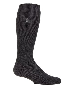 Halten Sie Ihre Füße an den kältesten Wintertagen mit diesen 2,9 TOG bewerteten Heat Holders Thermosocken warm. Diese langen Thermosocken haben die natürlichen wärmespeichernden und feuchtigkeitsregulierenden Eigenschaften von Merinowolle mit der innovativen Stricktechnologie kombiniert, die Heat Holders so warm macht. Der längere Schlingenflor und die weiche, gebürstete Innenseite halten die Wärme und polstern die Füße für ganztägige Wärme und Komfort. Für zusätzliche Polsterung und Strapazierfähigkeit wurden Ferse und Spitze der Socke verstärkt. Diese Thermosocken mit langen Beinen eignen sich hervorragend für Outdoor-Aktivitäten oder wenn Sie längere Zeit den Elementen ausgesetzt sind. Wenn Sie also ein begeisterter Outdoor-Aktivist sind, dann werden Sie die Wärme, Dicke und Strapazierfähigkeit dieser Socken zu schätzen wissen. Diese Socken aus Merinowolle für Männer sind in verschiedenen Farben erhältlich und bestehen aus 54% Acryl, 36% Wolle, 5% Nylon, 4% Polyester und 1% Elasthan. Sie sind maschinenwaschbar (im Schonwaschgang) und in einer Ein-Paar-Packung erhältlich.