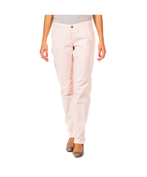 Lange broek vrouw.
 Lichtroze.
 Rits en knoop aan de voorkant.
 Twee open zakken op de voorkant.
 Merklogo met stempel op de voorkant.
 Twee open zakken op de achterkant.
 Riemlussen.
 Stoffen label met de merknaam op de achterkant van de tailleband.
 Nederland met rechte snit.
 Naden uitzicht toon.

 Samenstelling:
 - 100% katoen.

 Wasvoorschriften:
 - Wassen tot 40°C.
 - Strijken op gemiddelde temperatuur, max. 110C.
 - Kan in de droger.
 - Niet bleken.
 - Chemisch reinigen niet toegestaan.

 Samenstelling: 100% Katoen
 Onderhoud:
Maximaal wassen op 40ºC.
 - Strijken op gemiddelde temperatuur, max. 110ºC.
 - Je kunt een droger gebruiken.
 - Geen bleekmiddel gebruiken.
 - Kan niet chemisch gereinigd worden.