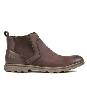 Herren Freizeitstiefel zum Hineinschlüpfen Tyrone. Perfekt für entspanntes Styling im Alltag mit komfortablen Nubukleder-Obermaterialien, gepolstertem Kragen, atmungsaktivem Textilfutter und leichter Sohle für ganztägigen Komfort.