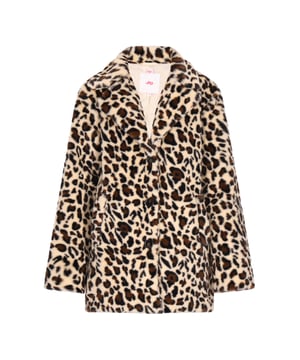 Geniet van de allure van het wild met deze bontjas met opvallend luipaardpatroon. Met een ingekerfde kraag en een button-down voorkant straalt dit outwear-stuk verfijning uit. De bonttextuur en de rechte snit voegen een vleugje luxe toe aan je garderobe. Met zijn lange mouwen, praktische zakken en dierenmotief is deze jas perfect voor wie het hele seizoen wil opvallen.  Jas