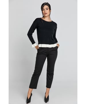 Pantalón negro en tejido gabardina. Cinturilla en la cintura con trabillas. Cierre de cremallera oculta con botón en la parte delantera. Bolsillos falsos en la espalda. Aberturas en el bajo. Ajustado. Nuestro modelo mide 176 cm y lleva la talla 36/S. Medidas para la talla 36/S (en cm): Cintura-36, Parte inferior-45, Largo del cuerpo (interior/exterior)-92/66. Los accesorios no están incluidos. 56%algodón-43%viscosa-1%elastán