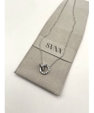 Double Hoop Roman Numeral Necklace in Silver. A timeless and elegant design featuring two interlocking hoops adorned with Roman numerals. Accented with sparkling zirconia, this versatile gold necklace is perfect for adding a touch of sophistication to your everyday look.

Titanium Steel
40cm +5cm
Pouch included
Zirconia
SKU: JE402521