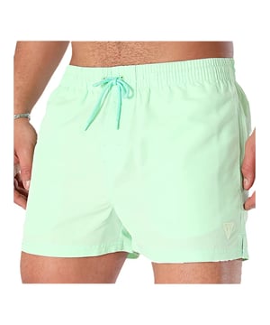 Guess Badeanzug Patch Triangel Herren Grün Polyester. Authentisches Kleidungsstück der Marke Guess - Streetwear/Sportswear Design von Guess - Guess für Herren, modisch und perfekt für den Alltag - Der grüne Badeanzug von Guess lässt sich hervorragend mit dem Rest Ihrer Garderobe kombinieren - bequemer Polyesterstoff - klassisch - Patch Triangel -