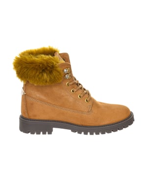 Botines planos.
Color Marrón
Puntera redonda.
Inserción metálica con el nombre de la marca en parte trasera.
Cierre de cordones en frontal.
Efecto terciopelo.
Pelo sintético en caña.
Plantilla de piel personalizada por la marca.
Suela personalizada por la marca.
Costuras vistas a tono.

Medidas:  Tacón: 3 cm.

Composición:  Exterior: Piel; Interior: Piel; Suela: Sintético

Limpiar con un paño húmedo.