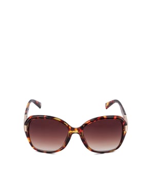 Elevate your warm-weather styling with our Gernada sunglasses. This oval-shaped frame is complemented with a gradient smoke lens and for a luxurious finish, boasts our bespoke 'DD'-interlock branded hardware at the trims of the arms.