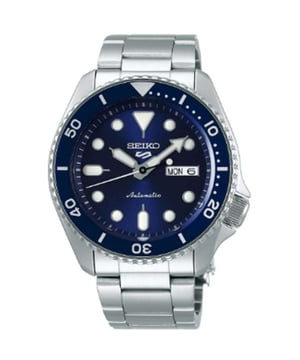 De 43mm kast van dit Seiko 5 Sports model is gemaakt van gepolijst roestvrij staal, wat de drager ongeëvenaarde niveaus van anti-corrosiviteit biedt, evenals een langere glansduur. Hardlex glas is ook gebruikt om verdere bescherming te bieden. Er is ook een niet-geschroefde kroon aanwezig naast de 4-uursmarkering, de kroonbescherming heeft een geborstelde afwerking, wat een subtiel, maar bevredigend, contrast creëert tussen deze en de rest van de gepolijste kast. Evenzo is de blauwe uni-directionele lunette ook gemaakt van roestvrij staal. Aan de buitenrand van de lunette bevindt zich een verhoogd patroonontwerp, dat doet denken aan het 'clous de paris'-ontwerp, een techniek die vaak wordt toegepast op Patek Philippe horloges. De achterkant van de kast is transparant, waardoor de drager de interne mechanismen van het uurwerk kan bekijken.