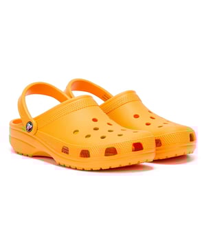 Ervaar het iconische comfort van Crocs met de legendarische Classic klomp. Dit slip-on ontwerp is watervriendelijk en gemakkelijk schoon te maken en biedt een pasvorm op maat en een geventileerde voorvoet voor ademend vermogen. Het croslite voetbed vormt zich naar je voet voor een pasvorm op maat met uitstekende ondersteuning van de voetboog.