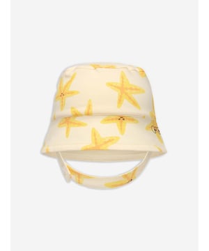 The Bonnie Mob depict passion and colour into their eco-friendly, sustainable abstracts. This girls bucket hat features starfish patterning via sustainable properties and an innovative perspective. They will look effortlessly adorable.  Note: There is Only a Strap For the Smallest Size (12-24m) 95% Organic Cotton 5% Elastane