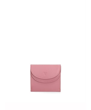 Cartera de hombre. El cierre es con botón de presión. Los bolsillos internos son tarjeteros y porta billetes. Los bolsillos externos son uno frontal con botón magnético. Falta la correa para el hombro. Falta el mango. Hay un compartimento interno. El material exterior es 100% Piel Auténtica. Internamente está forrado en piel auténtica. Medidas: 10x9x2,5 cm. Producto de moda