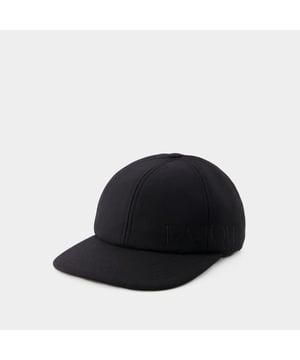 La gorra unisex de Patou en lana negra encarna la unión perfecta entre funcionalidad y elegancia atemporal. Su diseño sobrio y versátil combina con cualquier atuendo, mientras que la lana de alta calidad garantiza confort y calidez. Con su estilo unisex, esta gorra es un accesorio imprescindible para quienes buscan un toque de sofisticación en su armario de invierno. Material: lana y cachemira. Width: 10. Height: 15.