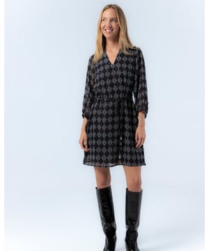 El vestido estampado Catalina en azul te envuelve en un estilo vibrante. Su diseño encantador y estampado único aportan un toque de alegría y sofisticación a tu armario. Ideal para cualquier evento, esta prenda destaca por su elegancia y dinamismo.
 
 
 
 Vestido corto recto con cuello pico. 
 
 Manga por debajo del codo abullonada. 
 
 Cinturón de cordón con terminación de abalorios. 
 
 Tejido estampado geométrico con detalles de foil dorado.