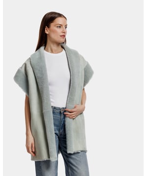 Een oversized gilet van echt schapenvacht. Het gilet is volledig omkeerbaar, voor twee verschillende looks. Zowel aan de pluizige als aan de gladde kant zitten zakken op de heupen.