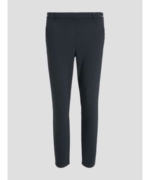 Deze broek voor dames is de perfecte keuze voor een casual en elegante look. Ze zijn gemaakt van zachte en ademende stof die comfortabel is om te dragen. De broek heeft twee zakken aan de voorkant die zowel praktisch als decoratief zijn. De riemlussen, rits- en haakjessluiting garanderen een perfecte pasvorm. De broek heeft een slanke pasvorm, een korte taille, een relaxed model, een smalle pijp en een enkellengte die je figuur flatteren en je benen verlengen. De elastische tailleband zorgt voor meer flexibiliteit en comfort. Het geribde detail op de zakken is een bijzondere blikvanger die de broek uniek maakt.