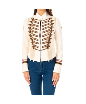 Chaqueta manga larga, con original diseño. 
Color Crudo
Cuello alto.
Cierre a modo de corchetes.
Bordados en la parte delantera, con botones, estilo militar.
Dos bolsillos abiertos, en la parte delantera.
Punos con botones, a modo de adornos.
Parche en la manga, con detalles bordados.
Costuras vistas a tono.

Composición:  85% Algodón, 12% Poliéster

- Lavar máximo a 40ºC.
- Planchar a media temperatura, máx. 110ºC.
- Permite usar secadora.
