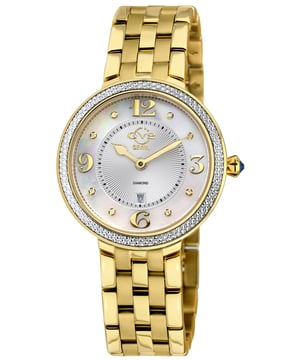 Elaborada con una larga y rica historia y deslumbrante con su encanto sutil, la Colección Verona de GV2 es lo mejor que puede ofrecer un reloj para mujer. Un suave y poderoso toque que deleita la vista, la Colección Verona es para el romántico que llevamos dentro. Al igual que la pintoresca ciudad del norte de Italia, los relojes Verona resisten el paso del tiempo gracias a su movimiento de cuarzo suizo. Brillantemente radiantes pero sobrios y contenidos, su elegante diseño presenta números en cursiva en los marcadores de las 3, 6, 9 y 12, añadiendo toques suaves sobre una fabricación poderosa. El bisel de corte de diamante de 37mm contiene una esfera de madre perla con 8 impresionantes diamantes en el dial, protegido por un cristal de zafiro anti-reflectante, completando un diseño que inspiraría a Shakespeare. En la hermosa Verona, mientras el romance lidera, la construcción evoca un pasado antiguo que es decididamente moderno. Adornado con una corona abatible estriada con una piedra de cabujón azul, en referencia a la ciudad junto al río, cada reloj Verona se asegura con una pulsera trenzada y hebilla desplegable que evoca ruinas romanas antiguas y una impresionante arquitectura medieval. Ya sea paseando por la plaza, disfrutando de una ópera en el anfiteatro o recorriendo el mini coliseo, la Colección Verona de GV2 inspira el amor a primera vista.

GV2 12901B Reloj Suizo de Diamantes Verona para Mujer

Reloj de cuarzo suizo para mujer de GV2 de la Colección Verona
Caja de bisel de acero inoxidable/IP dorado claro de 37 mm con corte de diamante
8 diamantes en el dial madre perla blanco, índices dorados
Corona abatible estriada con piedra de cabujón azul
Pulsera de IP dorado claro con hebilla desplegable
Cristal de zafiro anti-reflectante
Resistente al agua hasta 50 metros/5ATM
Movimiento de cuarzo suizo Ronda 784
