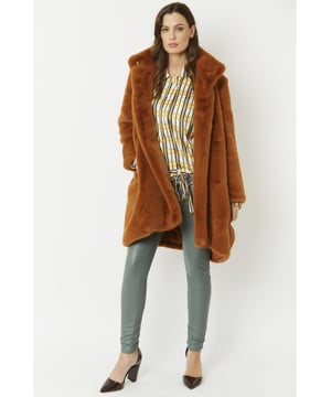 Comfortably fits size 10 - 18 depending on desired fit
Stay chic in-between seasons with this soft faux fur coat. Wear with your favourite knitwear and leopard print midi skirt, and ankle boots for a fashion-forward finish.