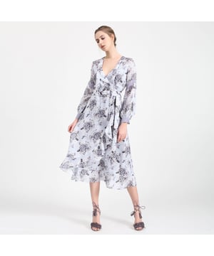 Dieses mühelose Wickelkleid mit wunderschönem Blumendruck bringt Romantik und Charisma in Ihre Garderobe. Sehr schmeichelhaft mit seinem tiefen V-Ausschnitt und seinem geflochtenen Volumen. Es greift den angesagten floralen Stil der Saison auf und wird durch hübsche Rüschen am unteren Rockteil aufgewertet. Ein Must-Have für den Tag und den Abend.
Produkt-Details:

- V-Ausschnitt
- Lange Ärmel
- Länge: 127 cm
- Verschlossen mit Wickeltechnik
- Model trägt Größe 8