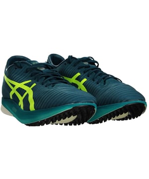 Maak kennis met de Asics MetaSpeed LD groene herentrainers, een revolutionair schoeisel dat speciaal is ontworpen voor langeafstandlopers die topprestaties willen leveren. Deze sportschoenen combineren geavanceerde technologie en een innovatief ontwerp om je te helpen de afstand te overbruggen met maximaal comfort en snelheid. Hier vind je een overzicht van de belangrijkste kenmerken en een korte beschrijving:

 1. Specialist voor lange afstanden:  De Asics MetaSpeed LD is ontworpen om te voldoen aan de unieke behoeften van langeafstandlopers. Het biedt de perfecte balans tussen demping, ondersteuning en reactievermogen voor blijvend comfort tijdens marathonlopen.

 2. Lichtgewicht constructie:  Deze sportschoenen zijn uitzonderlijk licht, zodat je energie kunt besparen en efficiënt kunt blijven lopen, zelfs tijdens lange afstanden. Je zult minder vermoeidheid ervaren tijdens lange duurlopen.

 3. Koolstofvezelplaat:  De MetaSpeed LD heeft een koolstofvezelplaat in de tussenzool. Deze plaat verbetert de voortstuwing en energieteruggave en helpt je om een consistent en efficiënt tempo aan te houden tijdens het hardlopen.

 4. 4. Ademend bovenwerk:  Het bovenwerk van de schoen is gemaakt van ademende materialen die je voeten goed ventileren, waardoor oververhitting en ongemak tijdens lange duurlopen worden voorkomen. Deze eigenschap helpt het risico op blaren en hotspots te verminderen.

 5. Veilige pasvorm:  Deze sportschoenen hebben een veilige en comfortabele pasvorm, waardoor de kans op uitglijden of ongemak tijdens lange duurlopen minimaal is. De stevige pasvorm zorgt ervoor dat je voeten op hun plaats blijven, zodat je stabiel kunt blijven lopen.

 6. Voldoende demping:  Ondanks de focus op snelheid, doet de MetaSpeed LD geen concessies aan demping. De tussenzool biedt uitstekende schokdemping en demping om de impact op je voeten, knieën en gewrichten tijdens lange runs te verminderen.

 7. Duurzame buitenzool:  De buitenzool is gemaakt van hoogwaardig rubber en biedt uitstekende tractie en duurzaamheid. Hij biedt betrouwbare grip op verschillende ondergronden, zodat je tijdens het hardlopen de controle behoudt.

 8. Stijlvol ontwerp:  Naast de topprestaties heeft de MetaSpeed LD een slank en modern ontwerp met een opvallende groene kleur, waardoor het een stijlvolle keuze is voor langeafstandlopers.

De Asics MetaSpeed LD groene herentrainers zijn ontworpen voor serieuze langeafstandlopers die het beste eisen op het gebied van prestaties en comfort. Met hun geavanceerde technologie, lichtgewicht constructie en superieure demping zijn ze de perfecte metgezel voor hardlopers die marathons willen veroveren en persoonlijke topprestaties willen neerzetten. Verhoog je lange afstand loopervaring met de MetaSpeed LD en til je prestaties naar een hoger niveau.