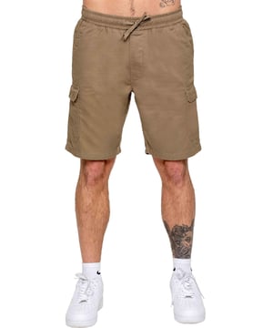 Aktualisieren Sie Ihre Freizeitgarderobe mit den Kruze Chino Cargo Shorts, die sowohl Komfort als auch Funktionalität bieten. Die Shorts haben eine normale Passform mit mittlerer Leibhöhe und bieten einen lässigen Look. Der elastische Bund mit verstellbarem Kordelzug sorgt für eine sichere und individuelle Passform. Ausgestattet mit zwei seitlichen Eingrifftaschen, zwei geräumigen Cargotaschen mit Klettverschluss und zwei Gesäßtaschen bieten diese Shorts reichlich Stauraum für Ihre wichtigsten Utensilien. Sie sind aus strapazierfähigem, nicht dehnbarem Chino-Gewebe gefertigt und eignen sich perfekt für den Alltag.