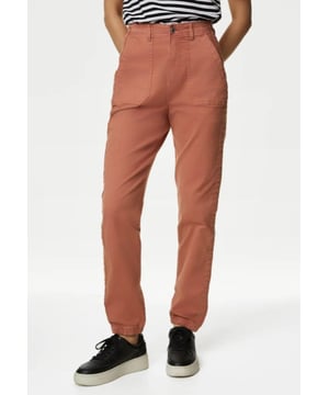 M&S chino joggers van zachte katoenmix hebben een moderne slim fit met extra stretch voor flexibiliteit. Ze zijn ontworpen voor comfort, hebben een enkellengte en een slimme knoop- en ritssluiting. Verkrijgbaar in een korte (26"), normale (28") en lange (30") binnenbeenlengte. Om u het allerbeste product en de allerbeste prijs te kunnen bieden, zijn deze jeans van het voormalige M&S merk, dus de labels en etiketten zijn verwijderd. U kunt er echter zeker van zijn dat het merk nog steeds zichtbaar is en dat de hoge M&S kwaliteit gehandhaafd blijft.