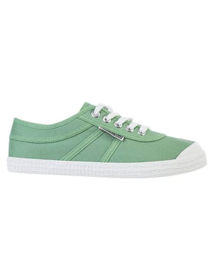 Nuestro zapato de lona original es un zapato popular, llamativo y cómodo. El zapato es un símbolo de originalidad y es el perfecto favorito de todos los tiempos. La gran selección de colores le permite explorar su propio estilo personal... ¿a qué espera?. Detalles del producto. Cordones regulables para un ajuste adecuado. Disponible en numerosos colores para adaptarse a sus preferencias. Unisex. Zapato ligero. El zapato de cordones de corte bajo permite la rotación y la flexibilidad. Parte superior: lona y ante de vaca. Suela: RBGuía de tallas/ajuste. Si estás entre dos tallas, te recomendamos que elijas la más grande.Guía de lavado. Se recomienda no lavar el zapato.