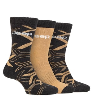 Wir präsentieren die Jeep Cotton Boot Socks, ein Dreierpack hochwertiger Stiefelsocken für Herren, die sich perfekt für Outdoor-Aktivitäten, Arbeit oder Freizeitkleidung eignen. Diese Socken werden aus einer umweltfreundlichen Mischung aus recycelten Baumwoll- und Polyesterfasern gestrickt, was sowohl Komfort als auch Nachhaltigkeit gewährleistet. Das Frottee-Schlingenfutter reicht vom Bündchen bis zu den Zehen und bietet Wärme und Schutz vor Stößen und Schlägen. Die glatten Zehennähte minimieren Druck und Reibung an den Zehen. Mit eingewebten elastischen Bändern zur Unterstützung des Fußgewölbes bleiben diese Socken sicher an ihrem Platz und bieten gleichzeitig eine sanfte Unterstützung des Fußgewölbes. Jede Packung enthält zwei gemusterte Paare und ein unifarbenes Paar mit kontrastierenden Details an Bündchen, Ferse und Zehen. Erleben Sie die Weichheit, Atmungsaktivität und mittlere Dicke dieser maschinenwaschbaren Socken, die auch zur Abfallvermeidung beitragen. Genießen Sie ultimativen Komfort und Stil mit den Jeep Camo Cotton Boot Socks an Ihren Füßen!