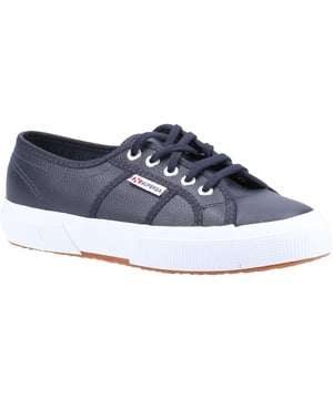 De Classic 2750 heeft een edgier update gekregen in zacht, wit leer, waardoor hij de perfecte smart-casual keuze is voor het koudere seizoen. De tijdloze schoen heeft een comfortabele katoenen voering en een lichtgewicht, eenvoudige vorm met een gevulkaniseerde rubberen zool.