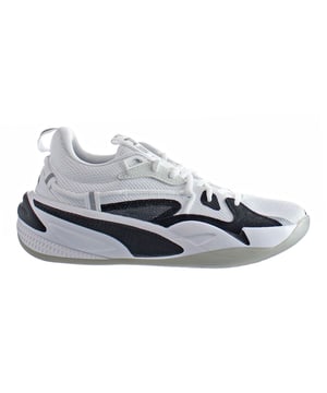 De Puma RS-Dreamer Trainers Wit voor heren zijn een stijlvol en veelzijdig paar sneakers waarin mode en prestaties naadloos in elkaar overgaan. Deze sneakers zijn niet alleen ontworpen voor dagelijks comfort, maar zijn ook uitgerust met functies die je actieve levensstijl ondersteunen. Hier volgt een beschrijving van de Puma RS-Dreamer Men's White Trainers, inclusief de belangrijkste kenmerken:

 1. Eigentijds ontwerp:  De RS-Dreamer sportschoenen hebben een strak en modern ontwerp dat perfect is om elke dag te dragen. De strakke witte kleurstelling met subtiele Puma-branding geeft ze een strakke en modieuze look die past bij een breed scala aan outfits.

 2. Comfortabele pasvorm:  Deze sportschoenen zijn gemaakt met comfort in het achterhoofd. Ze hebben een gewatteerde kraag en tong, die zorgen voor een goede en dempende pasvorm rond je enkel. De SoftFoam+ dempende binnenzool voegt een extra laag comfort toe om de hele dag te dragen.

 3. Responsieve demping:  De RS-Dreamer sportschoenen bevatten Puma's RS (Running System) technologie in de middenzool, die zorgt voor responsieve demping die schokken absorbeert en energie teruggeeft bij elke stap. Dit verbetert niet alleen het comfort, maar ook de algehele prestaties.

 4. Duurzame constructie:  Puma staat bekend om de duurzaamheid van zijn schoeisel en de RS-Dreamer sportschoenen zijn daarop geen uitzondering. Ze zijn gemaakt om de slijtage van dagelijks gebruik te weerstaan, waardoor ze een betrouwbare keuze zijn voor langdurig gebruik.

 5. Veelzijdig gebruik:  Hoewel deze sportschoenen stijlvol genoeg zijn voor casual uitjes, zijn ze ook geschikt voor lichte atletische activiteiten, zoals wandelen of lichte trainingen in de sportschool. De combinatie van stijl en functionaliteit maakt ze een veelzijdige keuze voor verschillende gelegenheden.

 6. Vetersluiting: De sportschoenen hebben een traditionele vetersluiting, zodat je de pasvorm naar wens kunt aanpassen en een veilig en vast gevoel hebt.
