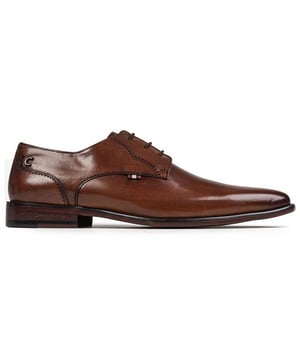 Zapato derby marrón con cordones Simon Carter Basset para hombre con parte superior de cuero suave con detalles clásicos cosidos a mano, marca en el talón cortada con láser, lengüeta en relieve y lengüeta tejida a rayas en el empeine. Estos zapatos formales de primera calidad tienen un forro de cuero y una suela sintética con la marca en relieve en color marrón oscuro.