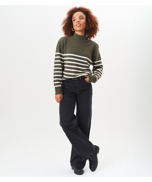 Blijf gezellig en stijlvol met onze oversized trui met hoge hals en strepen. Deze modieuze trui heeft een ontwerp met hoge hals en klassieke strepen, perfect voor elke modebewuste persoon. De oversized pasvorm voegt een vleugje trendy toe aan je garderobe. Blijf warm en zie er het hele seizoen geweldig uit.AfmetingenCa. lengte- 75cm