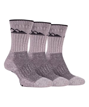 Deze sokken hebben een zware, gedempte voet voor die extra laag comfort en ondersteuning. Ze hebben ondersteuning voor de voetboog om je voeten op een comfortabele manier vorm te geven. Ze hebben ook een gedempte zool met extra vulling om je voeten langer warm te houden. Deze sokken hebben een geribbelde pijp om meer steun rond je benen te geven. Omdat deze sokken gemaakt zijn van katoen, voelen ze zachter en luxer aan. Deze sokken zijn gemaakt van 80 % katoen, 17% polyester, 3% elastaan. Ze zijn machinewasbaar. Deze sokken zijn verkrijgbaar in de maten 37-42 EU, 5-8 US en zijn verkrijgbaar in 4 verschillende kleuren.