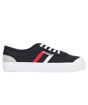 Siente el confort con cada pisada con las nuevas zapatillas de lona Retro. Ahora con una nueva suela 3,2 cm y una doble plantilla interior, las Retro combinan comodidad y moda en un solo zapato. Esta zapatilla de estilo retro utiliza ideas de los años 90 con un nuevo confort y crea un universo retro, que con sus múltiples combinaciones de colores alegra tu estilo diario.