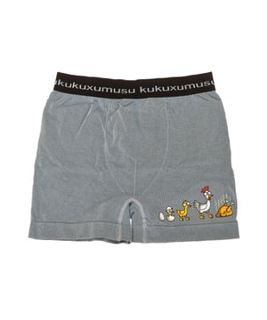 Bóxer Kukuxumusu.
Color Gris claro
Ilustraciones de la marca a modo decorativo en el boxer.
Es un boxer fino, elástico, suave, cómodo ¡y divertido! Una opción para vestir por dentro con un toque de buen humor y contagiarte de él todo el día. El tejido se adapta muy bien al cuerpo de forma que al llevarlo ni lo notas. Las gomas y el hilo con los que está confeccionada son ultra suaves.
Cinturilla elástica con el nombre de la marca estampado consecutivamente.
Costuras al tono.

Composición:  85% Algodón, 9% Poliamida, 6% Elastano

Cuidados:
- Lavar a máquina máximo 30ºC.
- No usar lejía.
- Planchar a temperatura baja.
- No usar secadora.
- No lavar en seco.