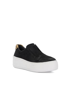 Step up your sneaker game with Ethoss. This laceless silhouette is crafted from soft leather and set on a lightweight flatform sole. With branding on the back of the heel this contemporary style has been finished with a padded ankle cuff heel and soft lining for ultimate everyday comfort.