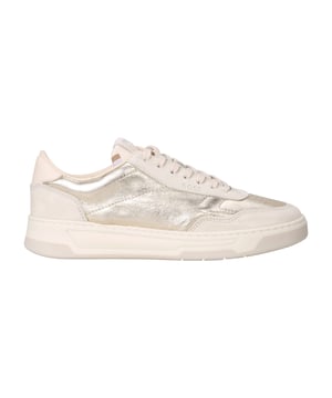 Adéntrate en el glamuroso estilo de las zapatillas con las zapatillas Baltimore Court de BOSS. Confeccionados con relucientes empeines de cuero de primera calidad y suelas de goma duraderas, estos zapatos están diseñados para brindar comodidad durante todo el día con un estilo deportivo. La combinación de colores dorado metálico y el diseño minimalista te permiten combinarlos perfectamente con cualquier conjunto informal. Ponte estas zapatillas versátiles para lograr un look refinado pero relajado y afronta tu día sin esfuerzo.