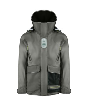 Puma X Helly Hansen, inspirándose en el mundo de la navegación en clima frío y el equipo de patrulla. Durante más de 140 años, Helly Hansen ha estado a la vanguardia de la elaboración de equipos de esquí y vela de rendimiento, construido para soportar los entornos más extremos del planeta. Ahora, esta colaboración presenta una chaqueta técnica que combina sin esfuerzo el diseño de alto rendimiento con un estilo futurista, creando una silueta liviana y protectora lista para enfrentar cualquier desafío que se avecina.

Características clave:

Tecnología Stormcell: esta chaqueta está diseñada con la designación exclusiva de Stormcell de Puma, utilizando materiales altamente funcionales y transpirables que proporcionan una protección superior contra las condiciones ventosas y lluviosas. Manténgase protegido de los elementos mientras mantiene una comodidad y rendimiento óptimos.

Diseño versátil: el ajuste regular garantiza un uso cómodo y adaptativo, lo que le permite moverse libremente durante las actividades al aire libre. El collar alto presenta un cierre de cremallera y un colgajo de tormenta repelente al agua, protegiéndote contra la humedad y los vientos fríos.

Detalles reflectantes: Mejora de la visibilidad y la seguridad, los bolsillos con cremallera repelente al agua en el cofre vienen con tuberías reflectantes. Además, los bolsillos de colgajo en el frente están adornados con tuberías reflectantes, asegurando que permanezca visible incluso en condiciones de poca luz.

Funcionalidad reflexiva: la chaqueta cuenta con un collar forrado con vellón y tuberías reflectantes, proporcionando calor y visibilidad adicionales. La campana reflectante se puede empacar convenientemente en un bolsillo de gancho y bucle, lo que facilita el ajuste a las condiciones climáticas cambiantes.

Ajuste personalizado: los ajustadores de manguitos de gancho y bucle le permiten personalizar el ajuste, asegurando una sensación ajustada y segura. Adapte la chaqueta de acuerdo con sus necesidades de máxima comodidad y protección.