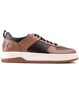 El equilibrio definitivo entre deporte y estilo. Aquí tienes un par de zapatillas de deporte para hombre en negro y marrón de HUGO, con un look de diseñador fresco y contemporáneo y un aire retro. Este zapato urbano cómodo y moderno presenta la marca distintiva y las cualidades de Kilian Tenn.