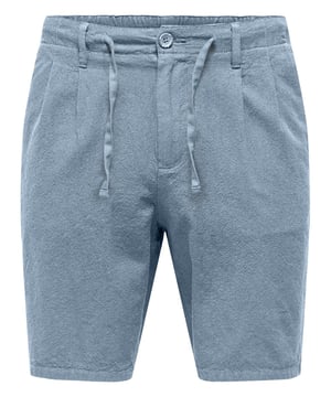 Tauchen Sie ein in ultimativen Komfort mit diesen Chino-Shorts. Die bequeme Passform sorgt für uneingeschränkte Bewegungsfreiheit und ganztägigen Komfort. Mit einem Reißverschluss und Knopfverschluss bieten sie einen praktischen und sicheren Sitz. Der Kordelzug ermöglicht eine zusätzliche Anpassung für eine perfekte Passform. Seitliche Taschen bieten Platz für das Nötigste, während Gesäßtaschen Funktionalität und Stil verbinden. Mit den Gürtelschlaufen können Sie Ihren persönlichen Stil unterstreichen und Ihre Shorts individuell gestalten. Ob Sie am Strand entspannen oder an einem sonnigen Tag durch die Stadt schlendern, diese Chino-Shorts sind der perfekte Begleiter für Ihren lässigen Stil. Gönnen Sie sich das Vergnügen, Qualität und Komfort in diesem zeitlosen Kleidungsstück zu vereinen.